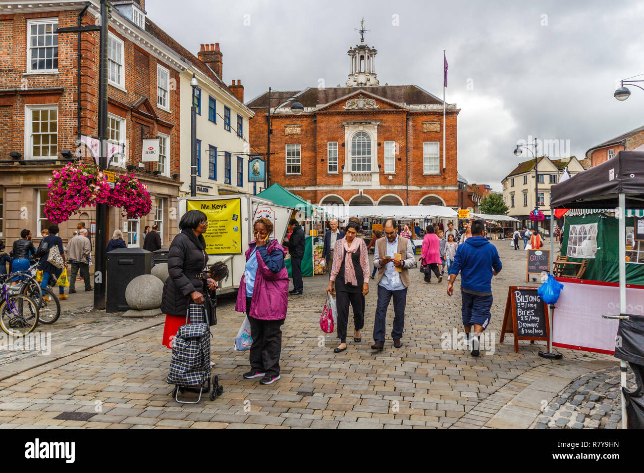 High Wycombe, en Angleterre - 14 août 2015 : Jour de marché sur la rue principale à la recherche vers le Guildhall. Le marché a lieu chaque mardi, vendredi et satur Banque D'Images