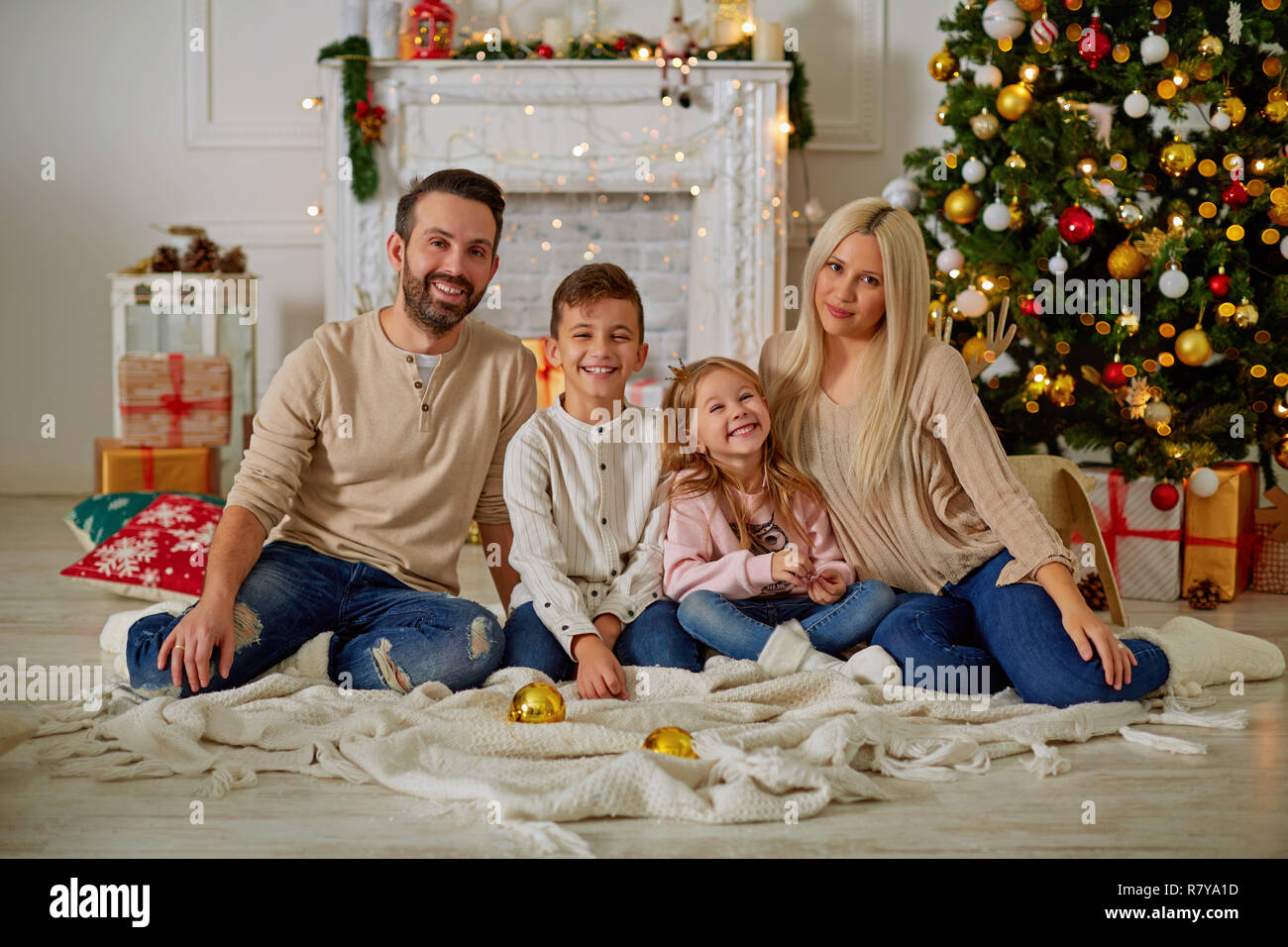 Portrait de famille convivial looking at camera sur soirée de Noël Banque D'Images