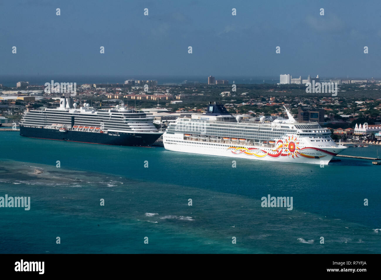 Croisière dans les Antilles île de Aruba - port de croisière avec deux navires de croisière amarré dans le port d'Oranjestad attendre que les passagers des vacances en croisière Banque D'Images