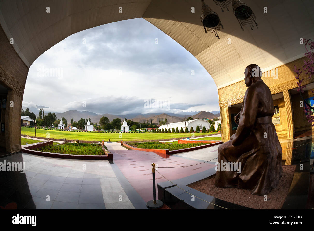 Statue dans Ruh Ordo complexe culturel près du lac Issyk Kul à ciel couvert à Cholpon Ata, Kirghizistan Banque D'Images