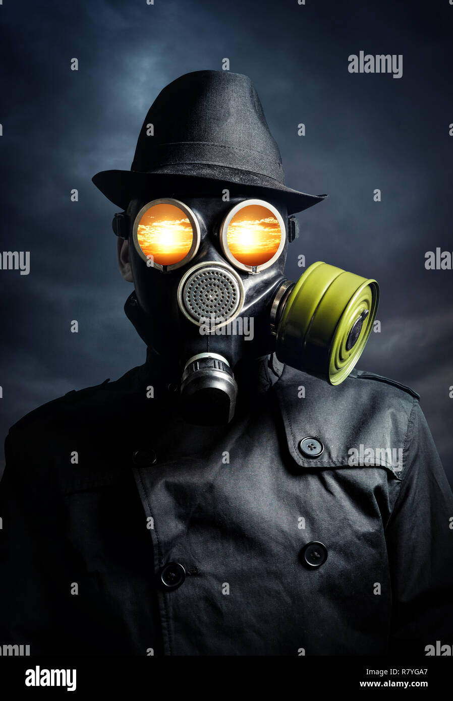 L'homme à un masque à gaz avec explosion dans ses yeux au fond de ciel sombre Banque D'Images