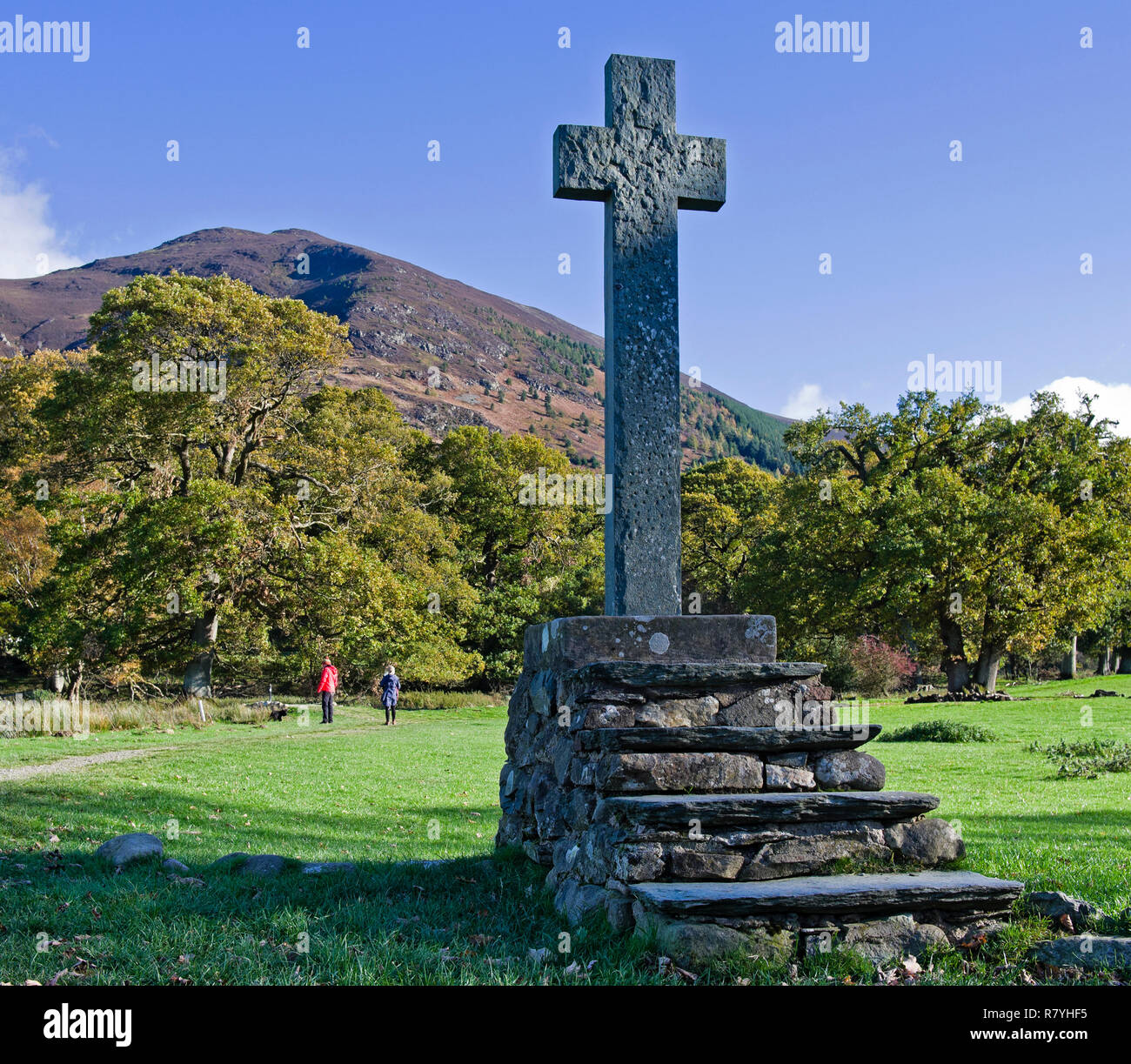 Vieille croix de pierre montés sur des marches en pierre rustique dans la zone par l'église de St Bega, Bassenthwaite, Ullock Pike derrière, Lake District, Cumbria Banque D'Images