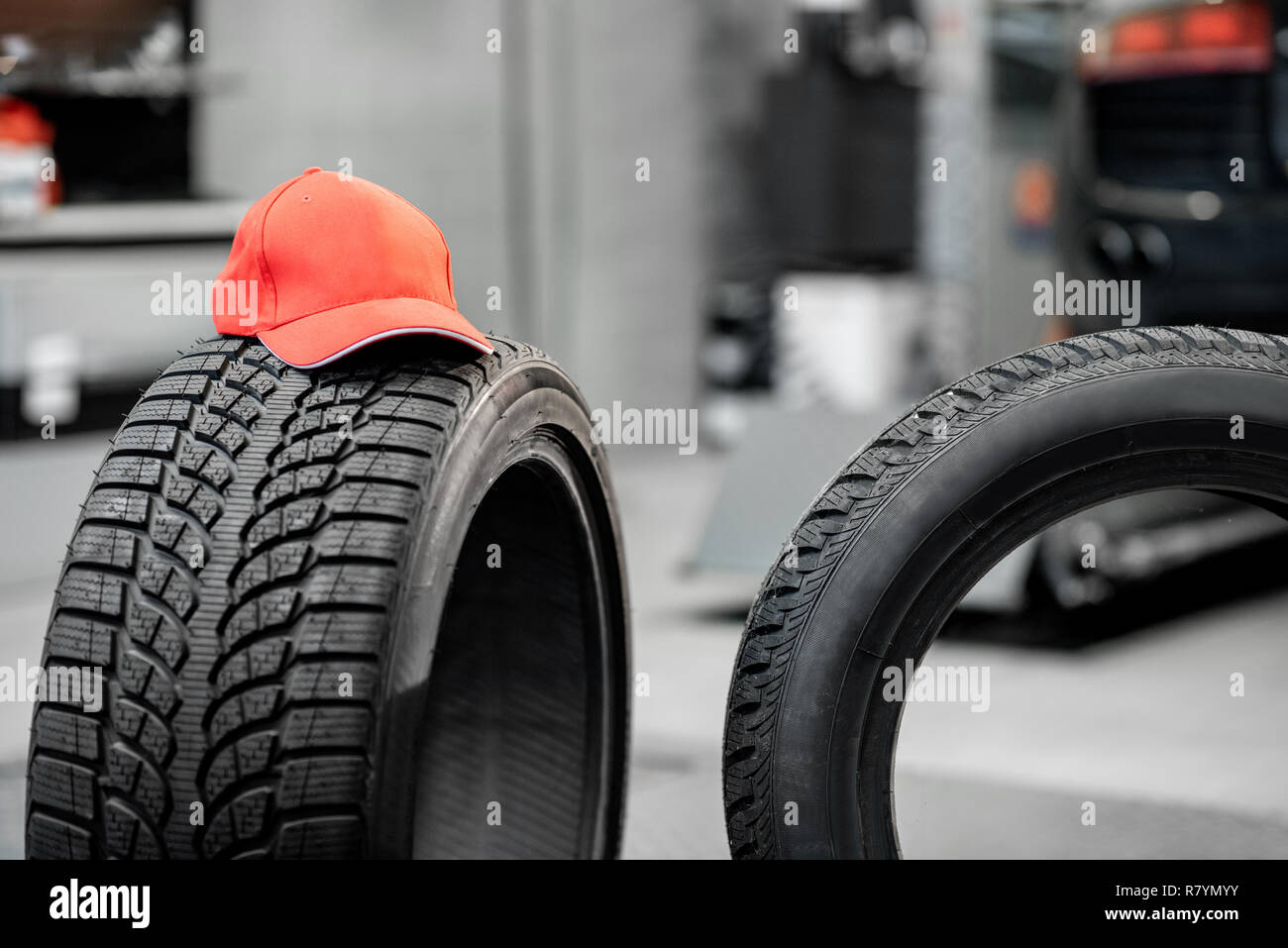 Bonnet Rouge sur le pneu au service de montage de roue Photo Stock - Alamy