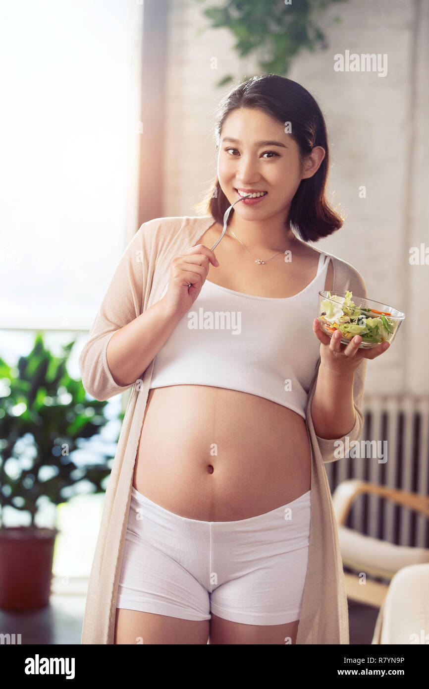 Les femmes enceintes sont de manger une salade de légumes Banque D'Images