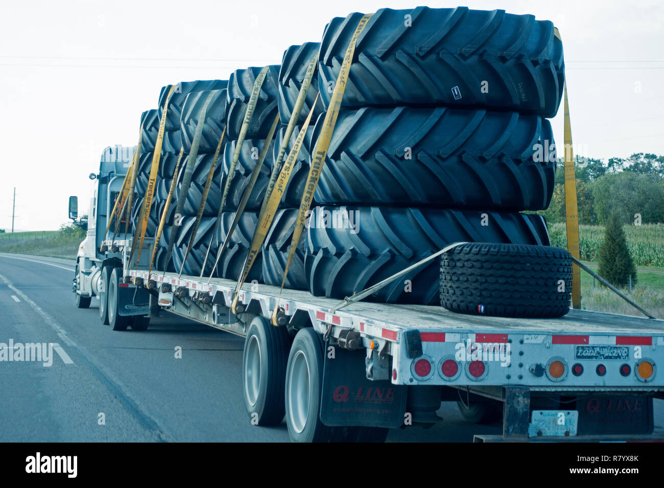Le transport par camion pneus pour grandes machines sur Freeway 94 MN Minnesota USA Banque D'Images