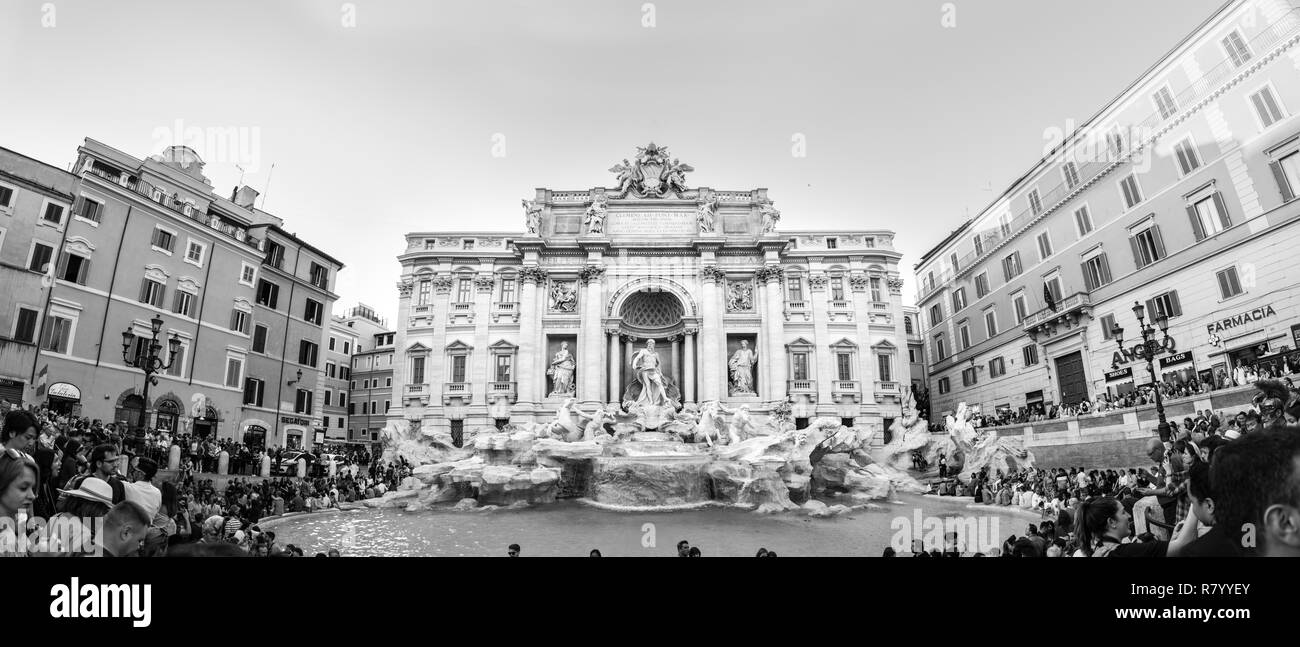 Les touristes qui visitent la fontaine de Trevi, la plus célèbre des fontaines dans le monde, Rome, Italie. Banque D'Images