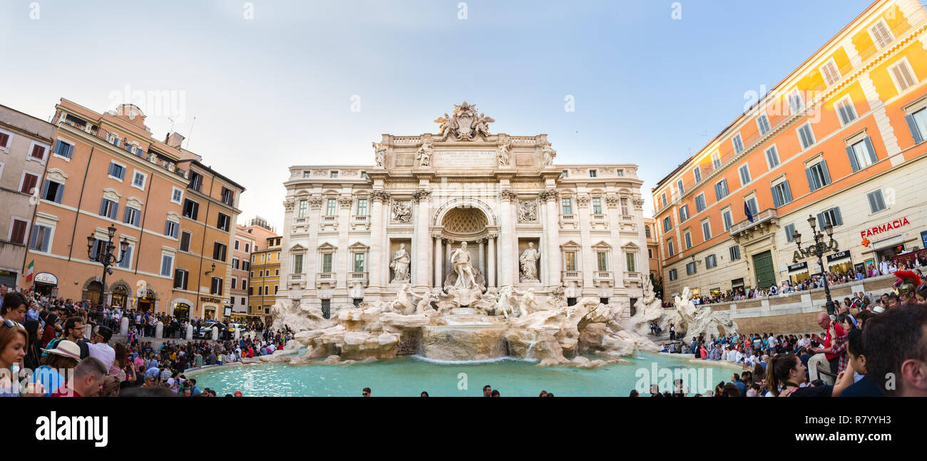 Les touristes qui visitent la fontaine de Trevi, la plus célèbre des fontaines dans le monde, Rome, Italie. Banque D'Images