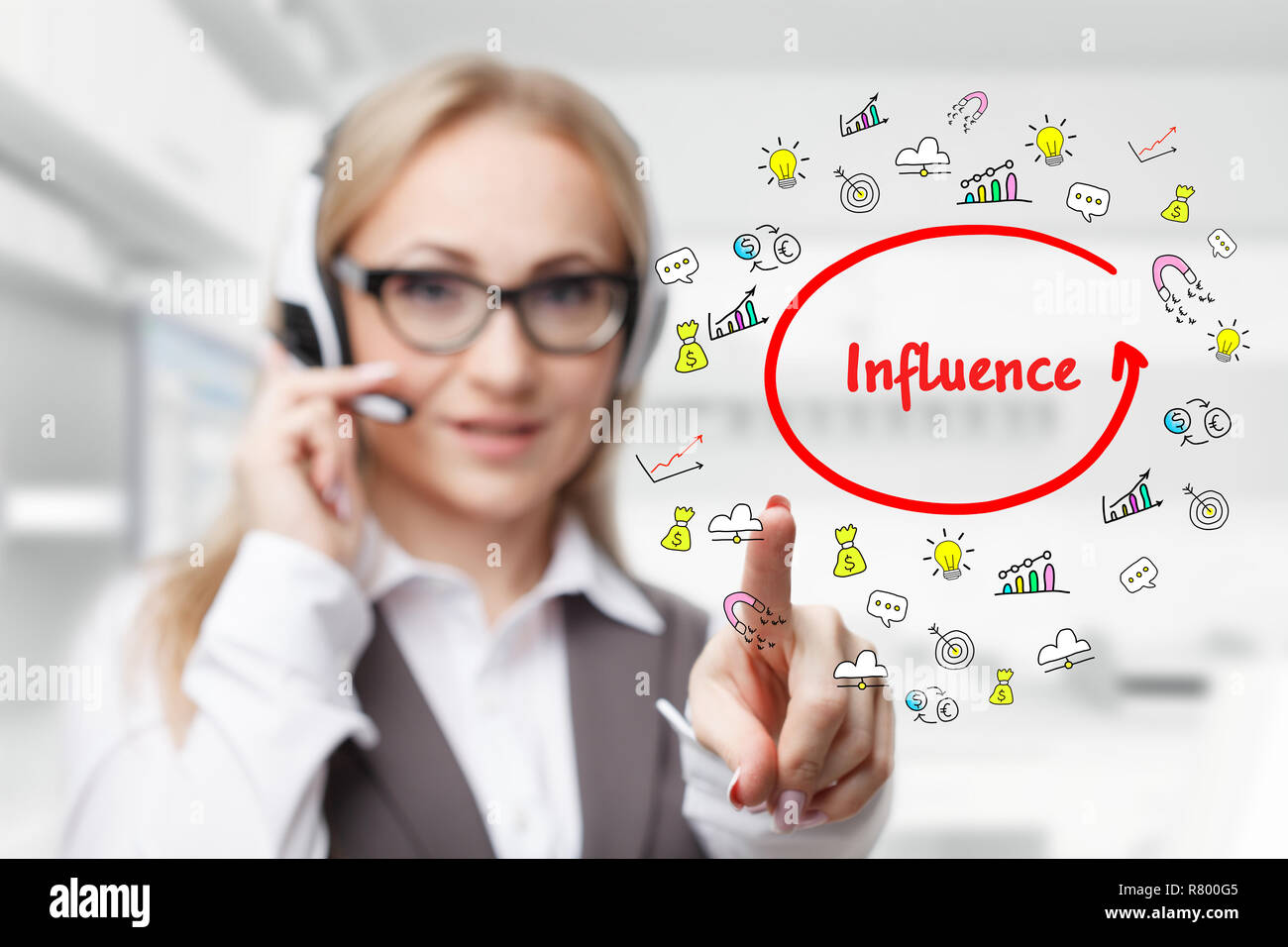 La technologie, internet, business et marketing. Jeune femme d'affaires écrit word : Influence Banque D'Images