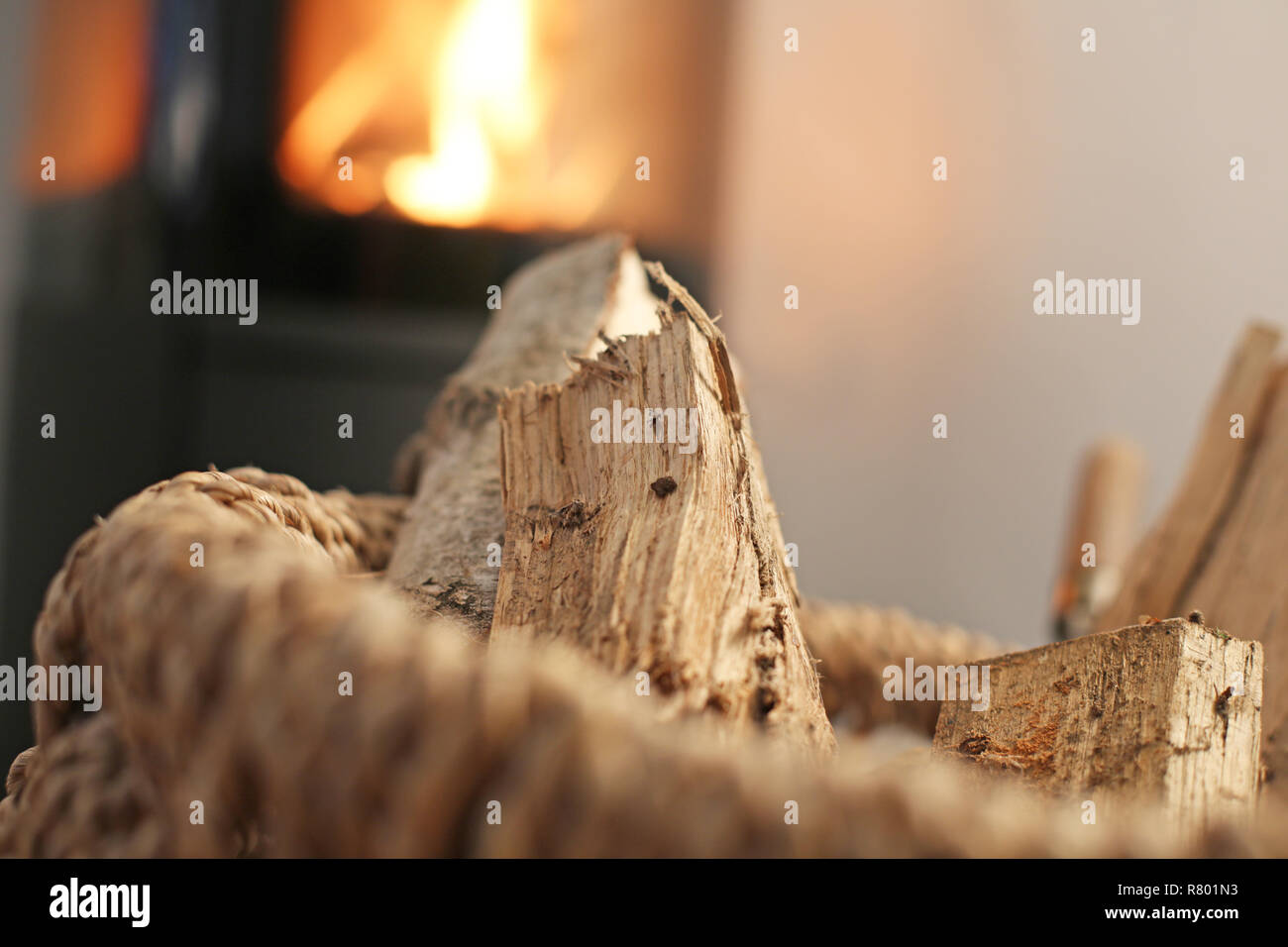 Bois de chauffage à l'avant d'un poêle à bois Banque D'Images
