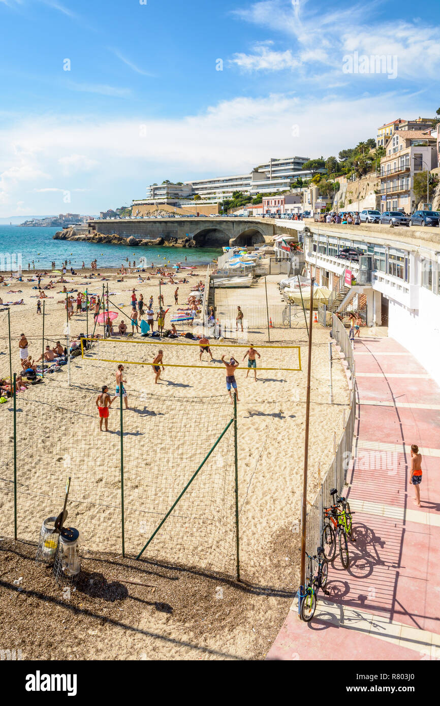 Les gens jouer au volleyball, bronzer et se baigner sur la plage du  Prophète à Marseille, une plage familiale très populaire situé sur la  corniche Kennedy Photo Stock - Alamy