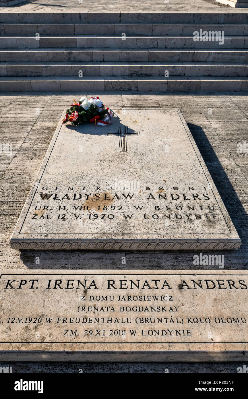 Tombes de Général Wladyslaw Anders et son épouse Renata Irena Anders au cimetière de guerre polonais près de l'abbaye de Monte Cassino, lazio, Italie Banque D'Images