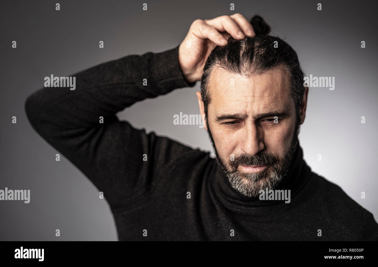 Portrait of young man thinking Banque D'Images