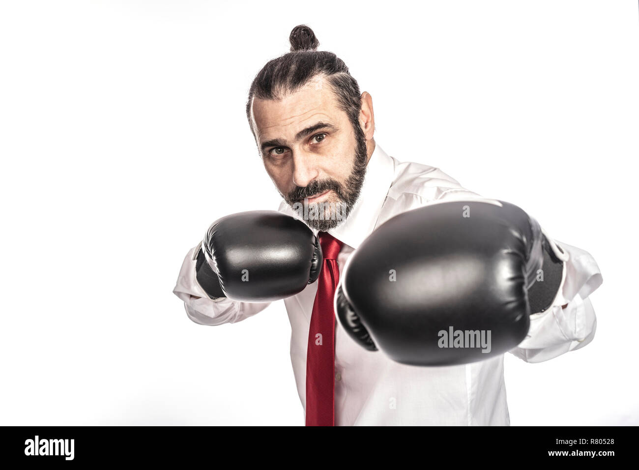 Businessman with boxing gloves isolé sur fond blanc Banque D'Images