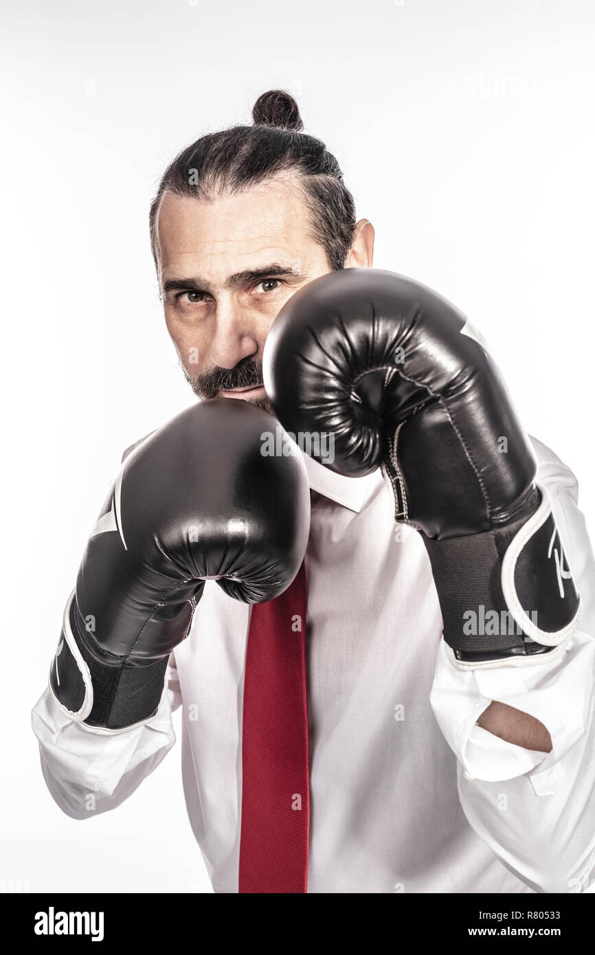 Businessman with boxing gloves isolé sur fond blanc Banque D'Images