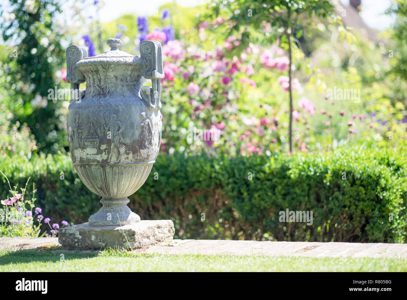 Amphora vase Vintage / en face d'un champ de fleurs Banque D'Images