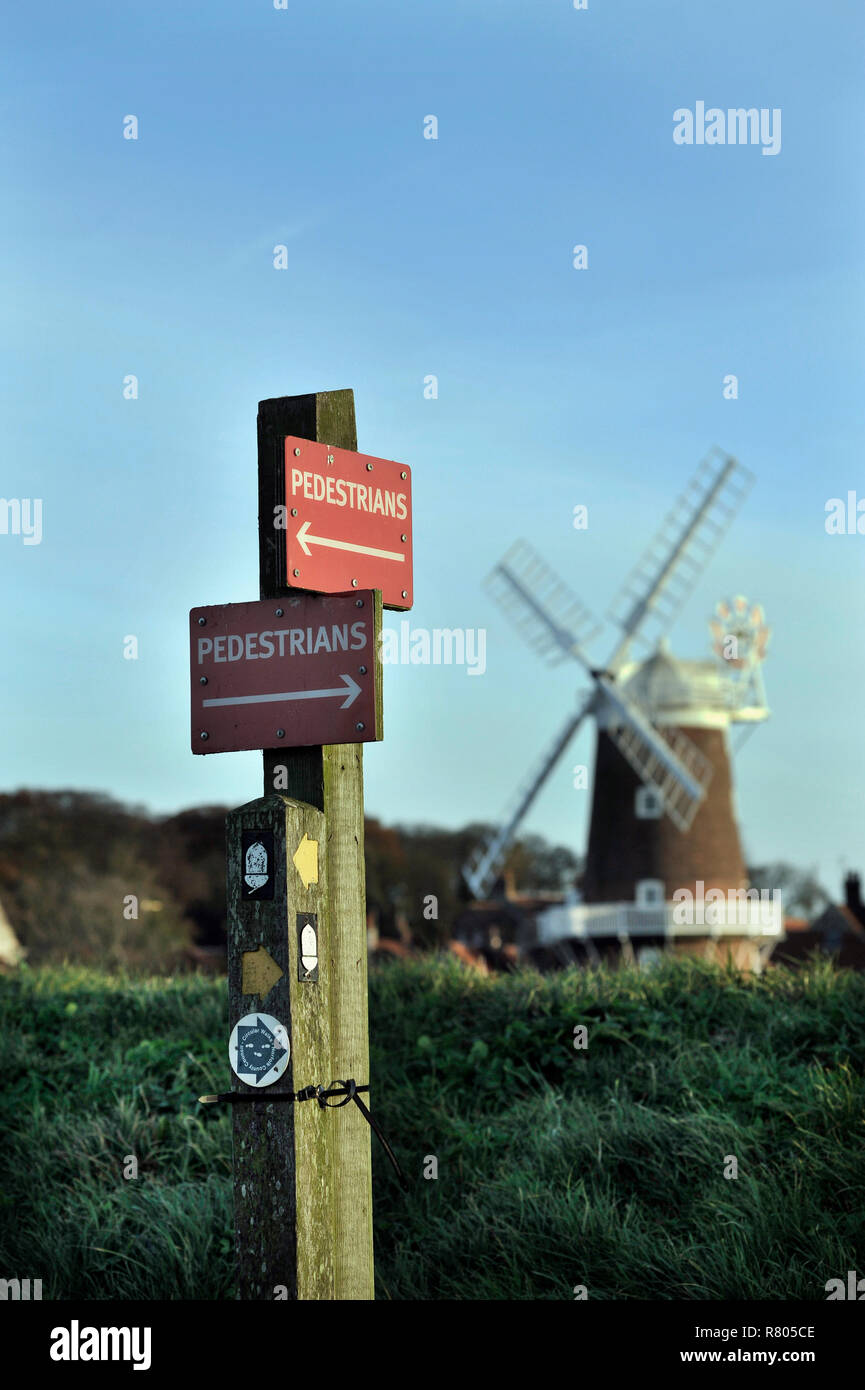 Le CLAJ moulin et sentier signes dirction,Claj North Norfolk England UK Banque D'Images