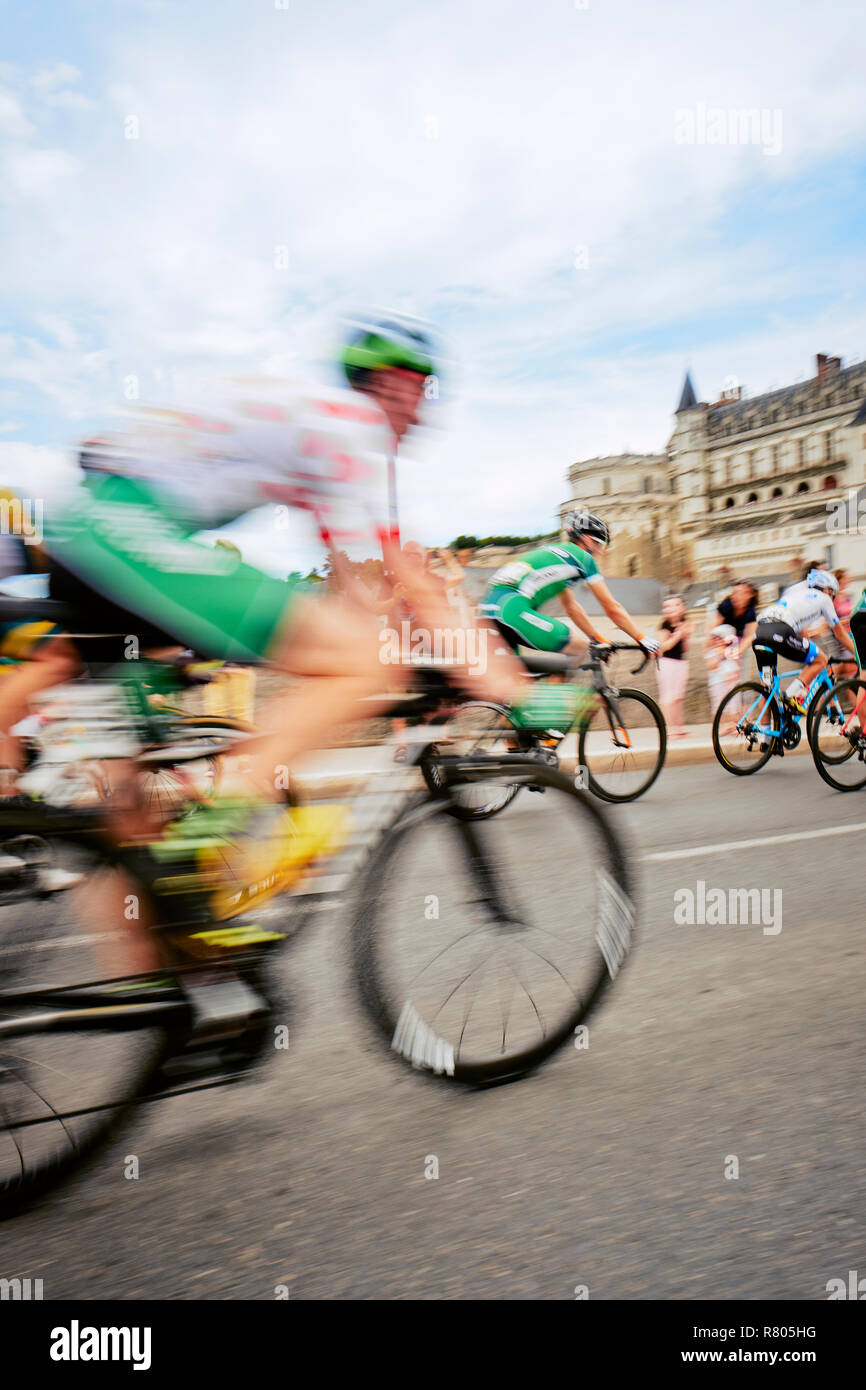 Concurrents dans le Tour de l'avenir cycliste à leur entrée dans l'étape 5 terminer la course à Amboise, dans la vallée de la Loire France. Août 2017 Banque D'Images