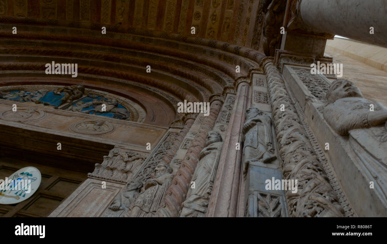 Cathédrale de Vérone, l'architecture romane en marbre sculpté bestiaires avec Banque D'Images