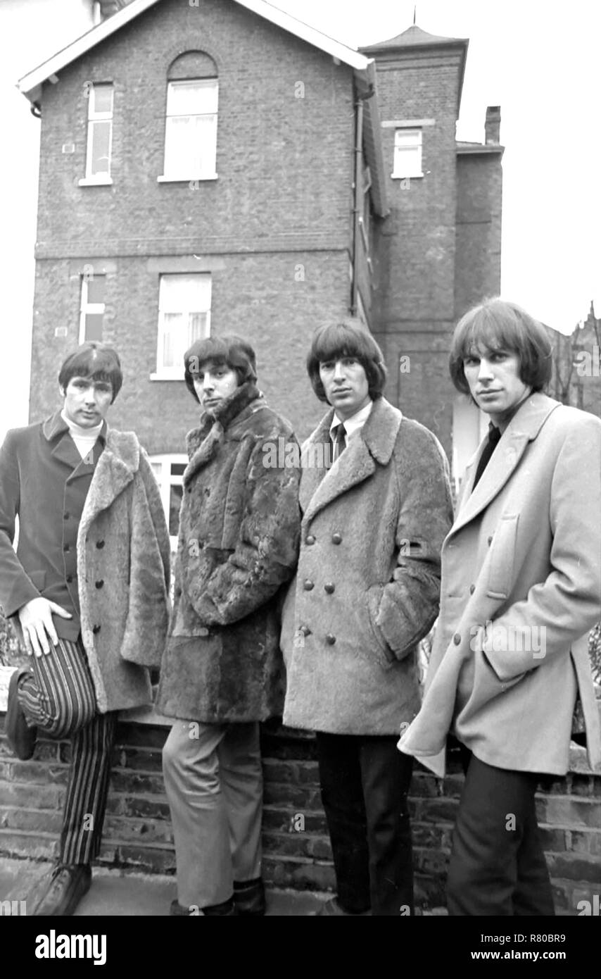 Le groupe de pop britannique The Troggs à leur maison de Londres en mai 1967. De gauche : Reg Presley, Pete agrafes,Ronnie Bond, Chris Britton. Banque D'Images