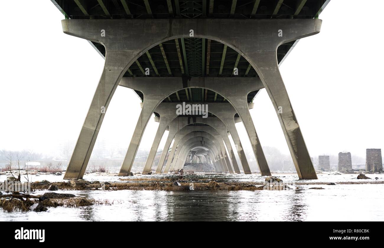 Le brouillard dans le cadre du 9ème Street Bridge à Richmond, en Virginie Banque D'Images