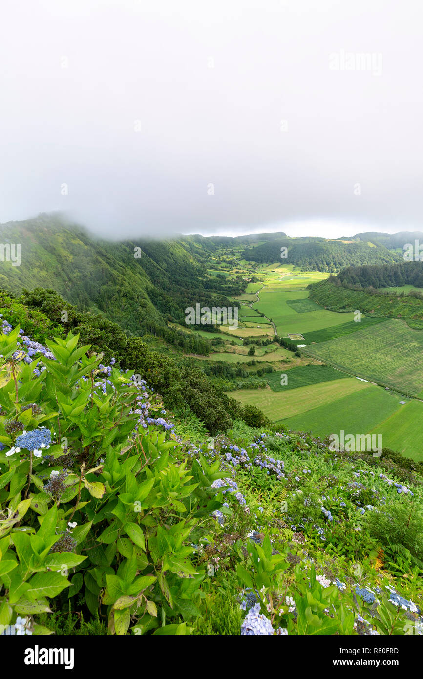 Vue Portrait de la bordure de la caldeira de Sete Cidades à Sao Miguel, Portugal. Banque D'Images