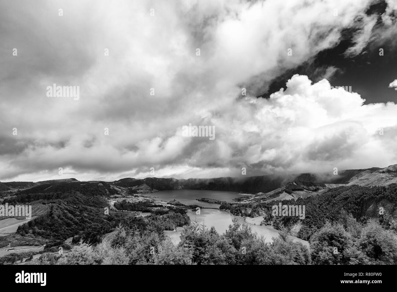 Vue en noir et blanc de Lagoa Azul et Lagoa Verde sur l'île de Sao Miguel aux Açores. Banque D'Images