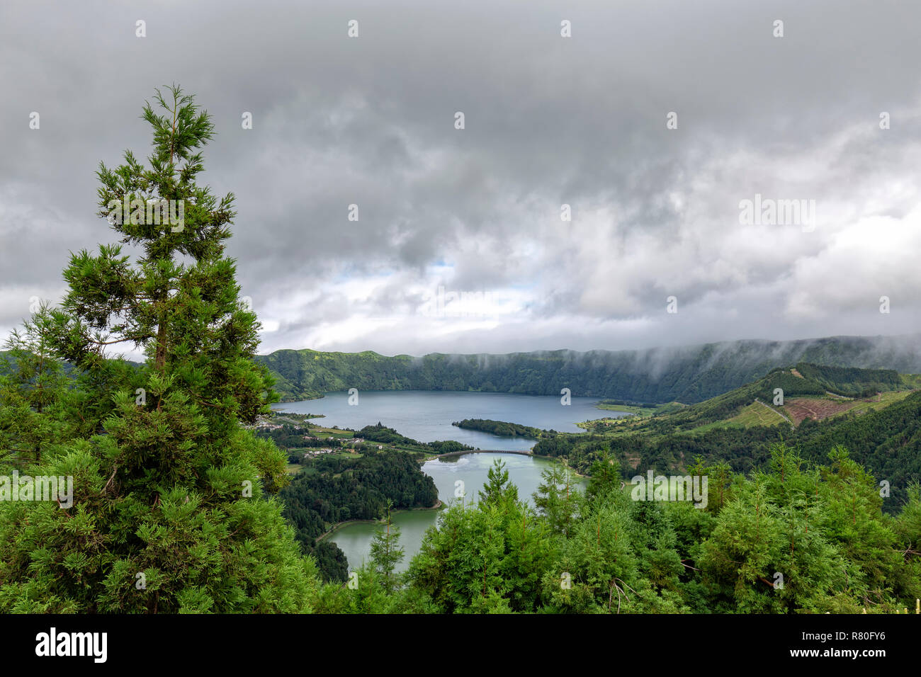 Les nuages se déplaçant rapidement à travers la caldeira de Sete Cidades. Banque D'Images