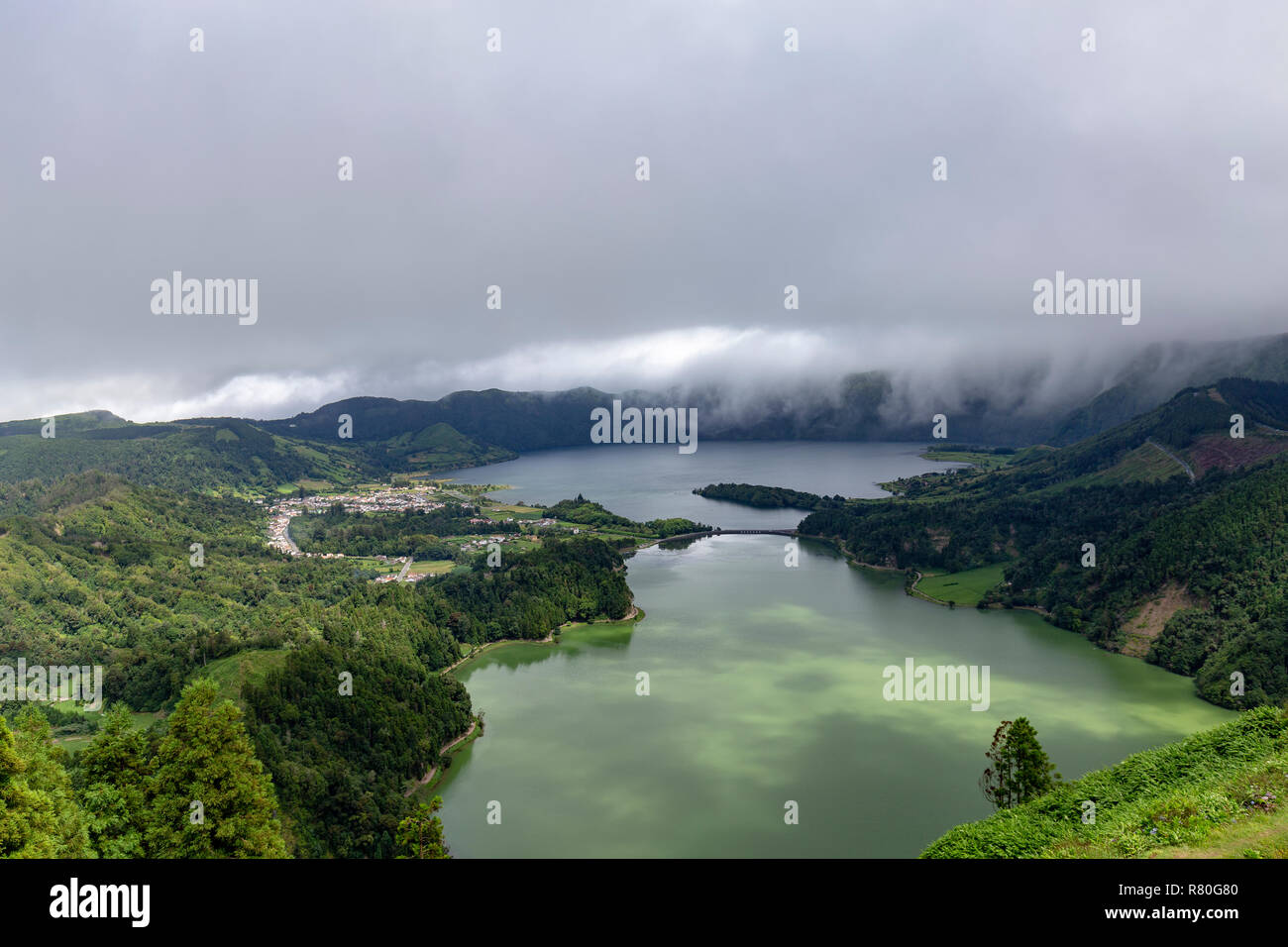 Le petit village de Sete Cidades près de Lagoa Verde et Azul sur l'île de Sao Miguel. Banque D'Images