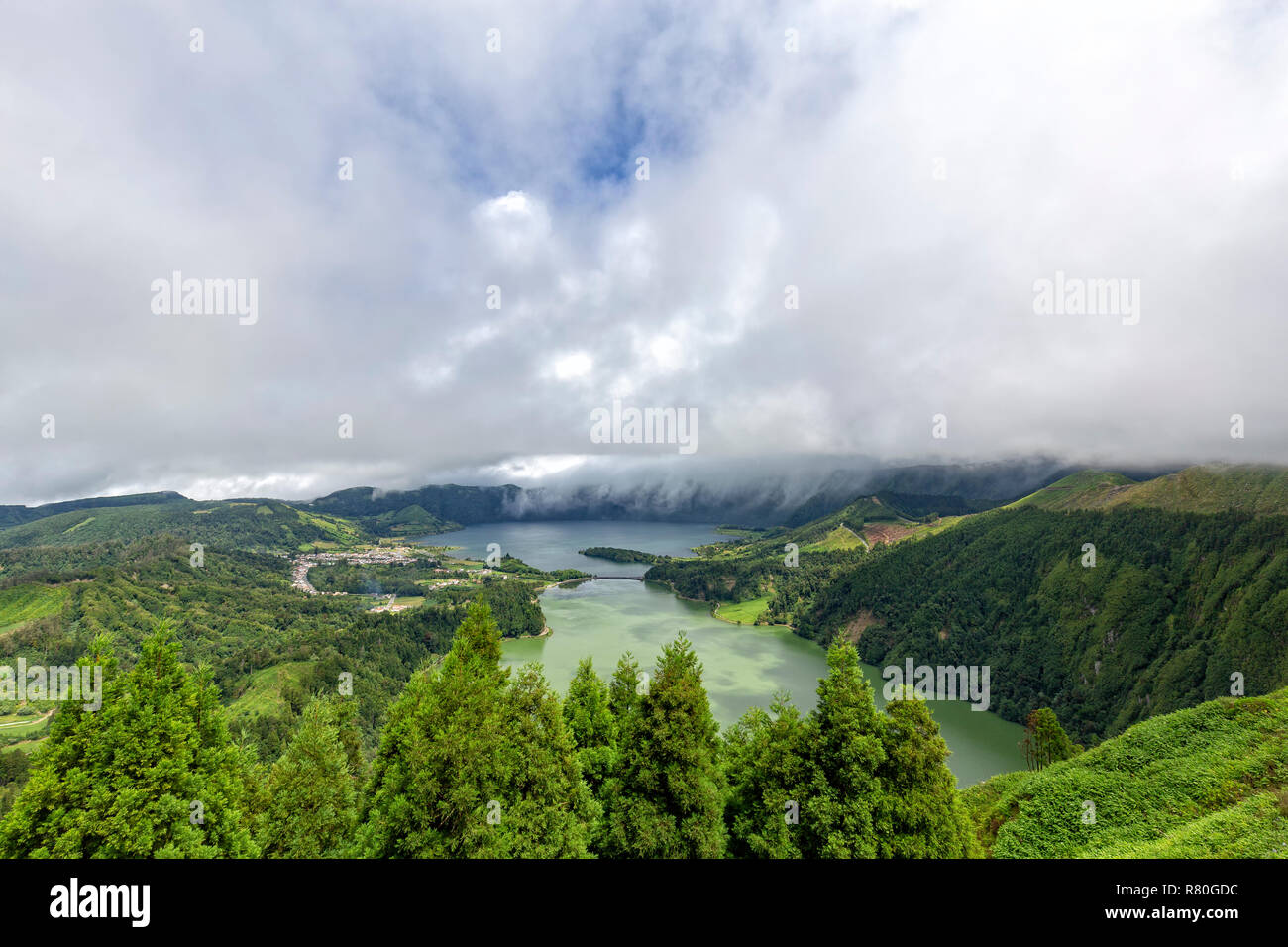 Avis de Sete Cidades du Miradouroda Vista do Rei à Sao Miguel, Açores. Banque D'Images