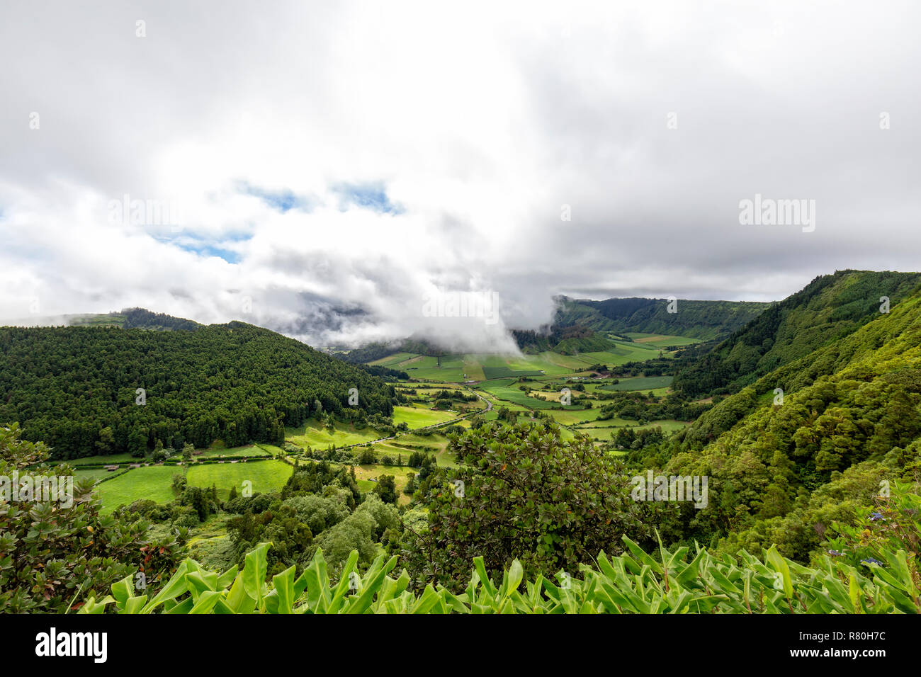 Vue fantastique de la bordure de la caldeira de Sete Cidades à Sao Miguel aux Açores. Banque D'Images