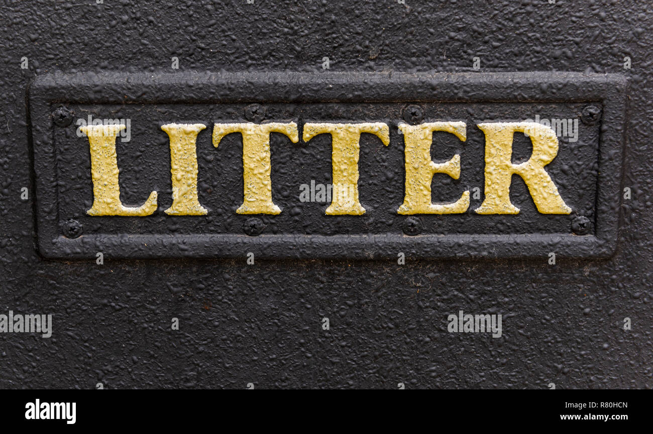 Lymington, Angleterre - 25 octobre 2018 : Le mot d'or sur une litière poubelle noir. Banque D'Images