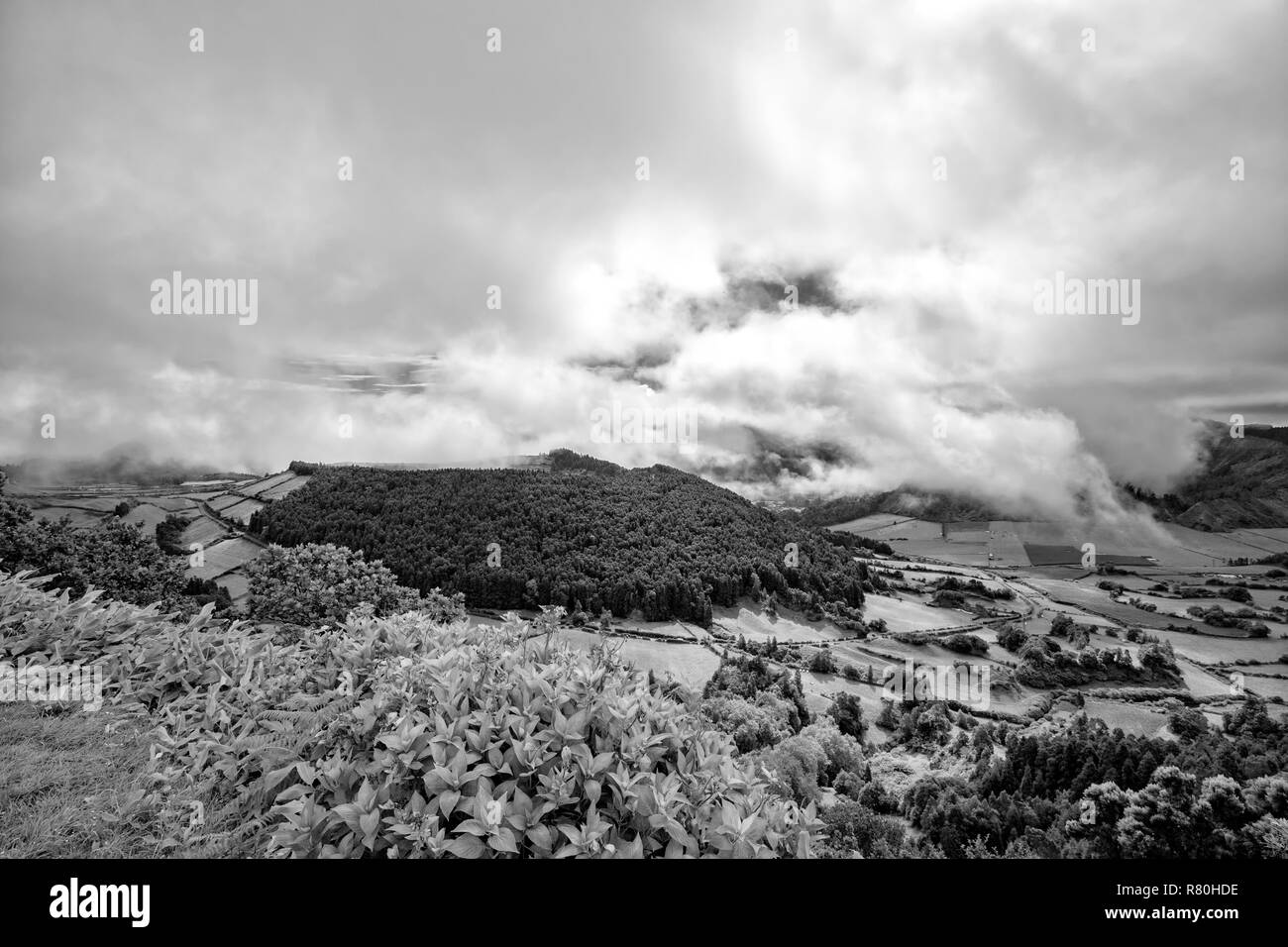 Vue en noir et blanc de la dramatique nuages sur la caldeira de l'Alferes près de la ville de Sete Cidades à Sao Miguel. Banque D'Images