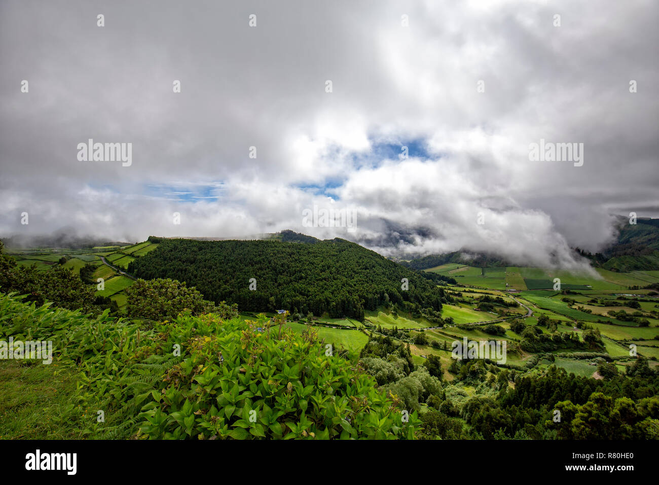 Un nuage au-dessus de la spectaculaire show Sete Cidades caldera à Sao Miguel, Açores. Banque D'Images