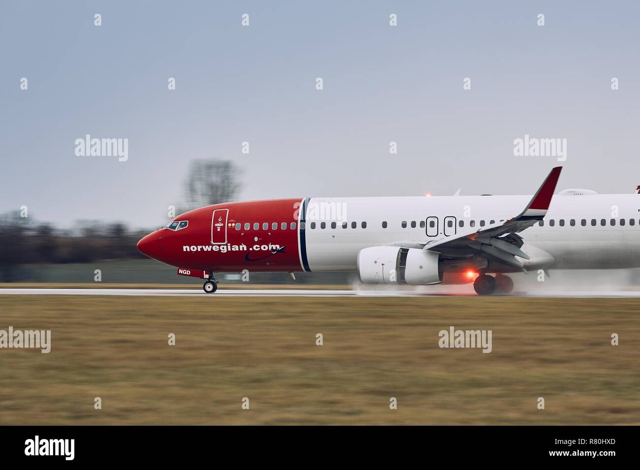 Prague, République tchèque - Le 11 décembre 2018 : Boeing 737-800 norvégien à l'atterrissage sous la pluie à l'aéroport de Prague le 11 décembre 2018. Banque D'Images