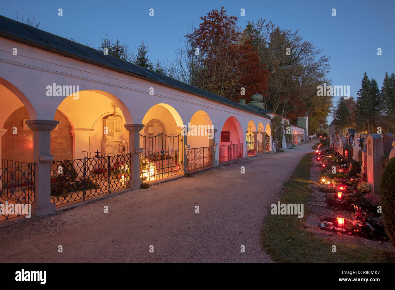 Cimetière dans le village Teisendorf à All Saints Day avec des bougies placées en l'honneur de parents décédés. La Haute-bavière, Allemagne Banque D'Images
