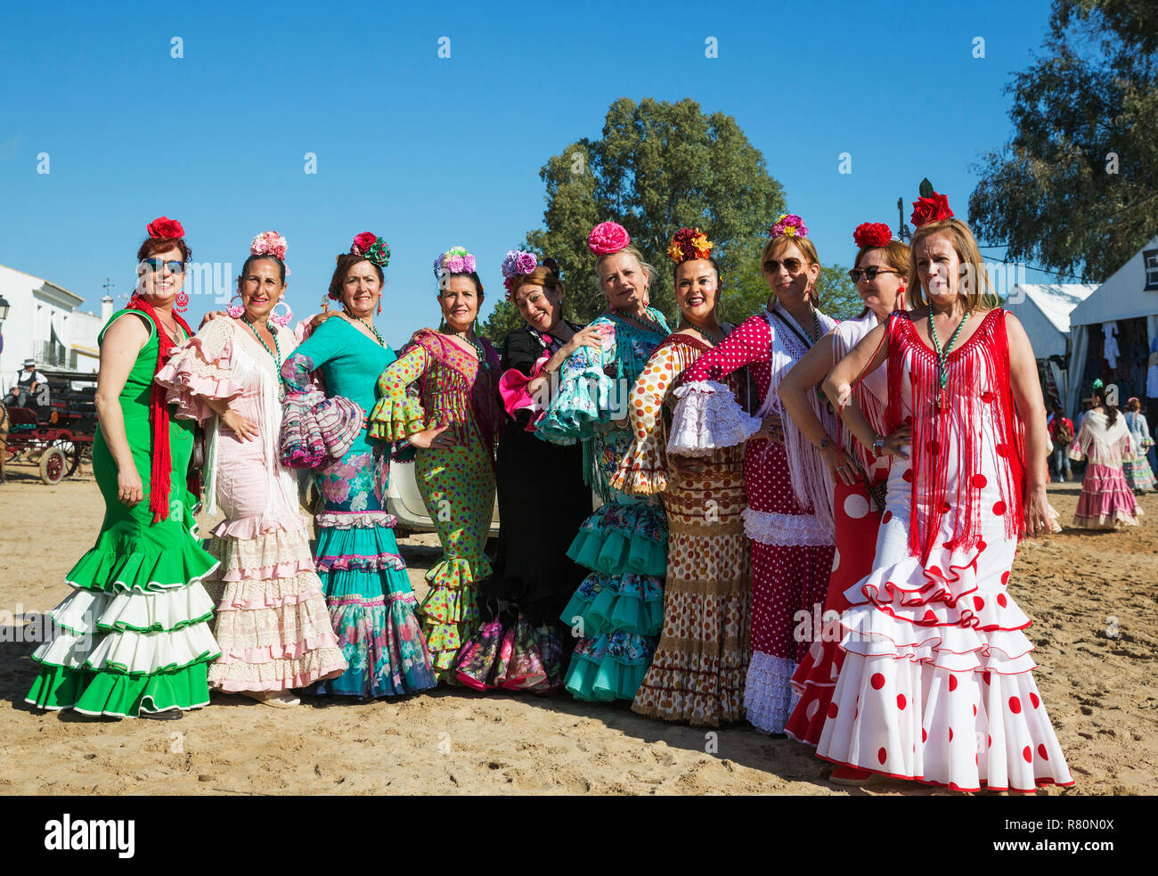 Les femmes portant des robes gitanes couleur magnifiquement au cours de l'assemblée la Pentecôte pèlerinage d'El Rocío. La province de Huelva, Andalousie, espagne. Banque D'Images