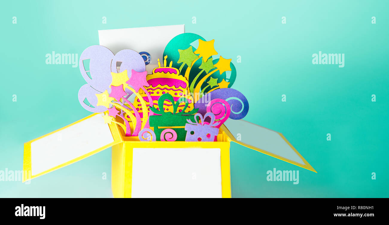 Joyeux Anniversaire Tricot Pop Up Carte De Souhaits Faite De Papier Carte Postale Avec Lumineux 3d Figure De Boite Avec Gateau D Anniversaire Ballons Presente Un Photo Stock Alamy Joyeux Anniversaire Tricot Pop Up Carte De Souhaits Faite De Papier Carte Postale Avec Lumineux 3d Figure De Boite Avec Gateau D Anniversaire Ballons Presente Un Photo Stock Alamy