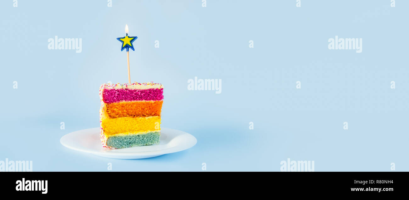 Tranche De Gateau Arc En Birning Avec Bougie En Forme D Etoile Sur Plaque Ronde Blanc Isole Sur Fond Bleu Heureux Anniversaire Party Concept Large Ba Photo Stock Alamy