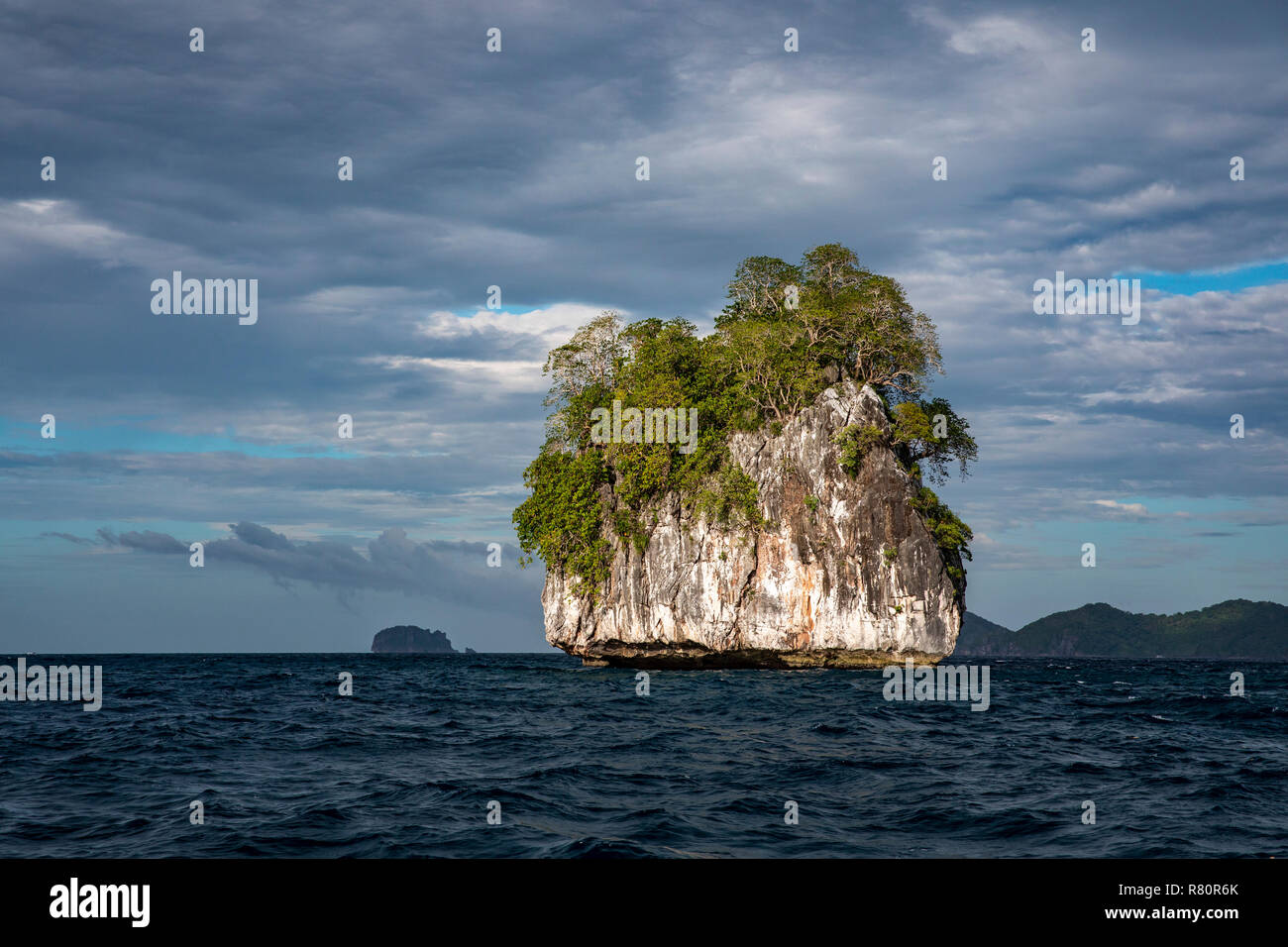 Petite île dans l'archipel de Bacuit dans Philippines Banque D'Images