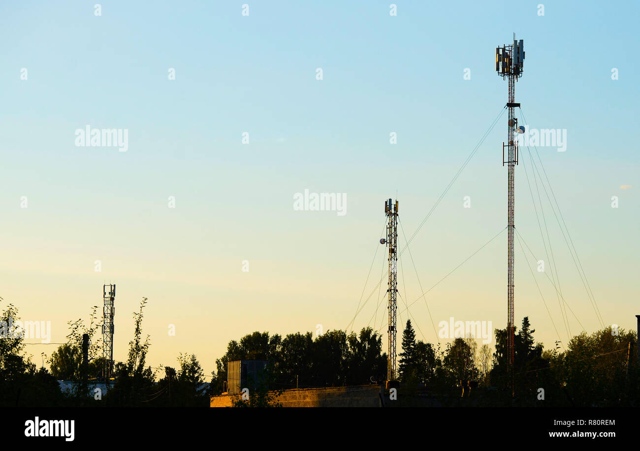 Antennes de communication cellulaire contre l'arrière-plan Banque D'Images