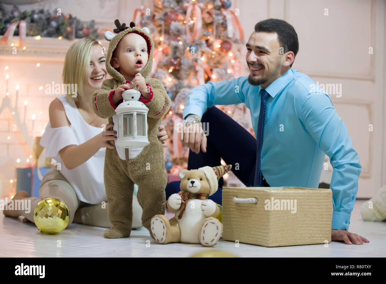 Papa Maman Et Bebe Au Nouvel An Des Arbres Jeune Famille A Noel Photo Stock Alamy Papa Maman Et Bebe Au Nouvel An Des Arbres Jeune Famille A Noel Photo Stock Alamy