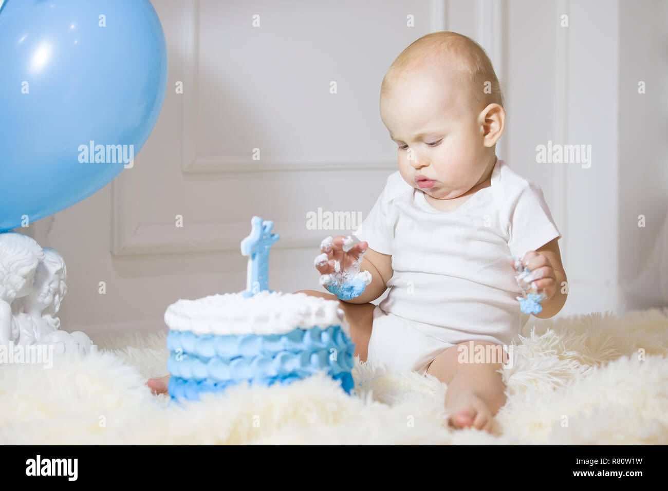 L Enfant Age D Un An Avec Un Gateau D Anniversaire Premier Anniversaire Photo Stock Alamy L Enfant Age D Un An Avec Un Gateau D Anniversaire Premier Anniversaire Photo Stock Alamy