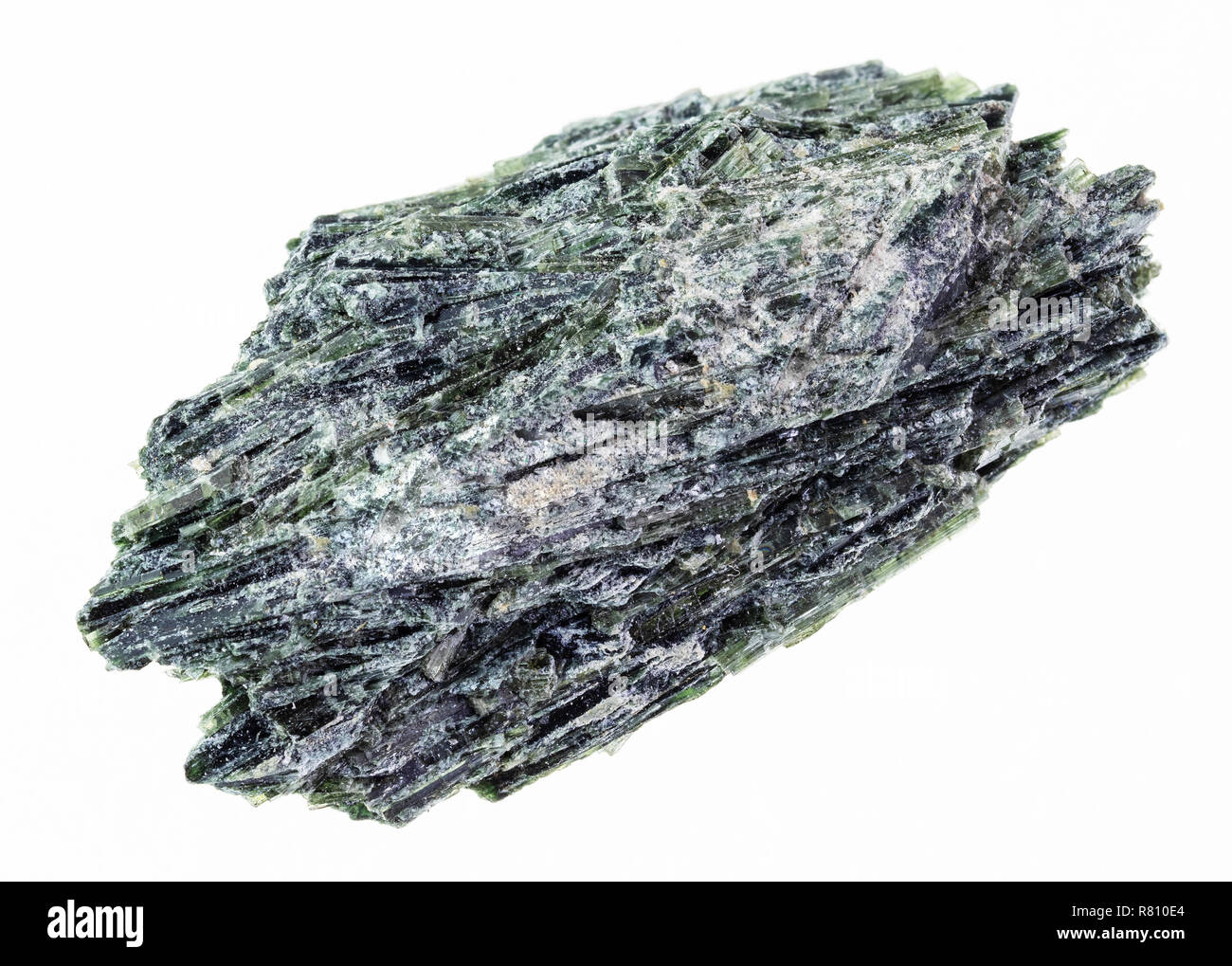 La macro photographie de minéraux naturels à partir de la collection géologique - brut de l'actinolite pierre sur white backgroun Banque D'Images