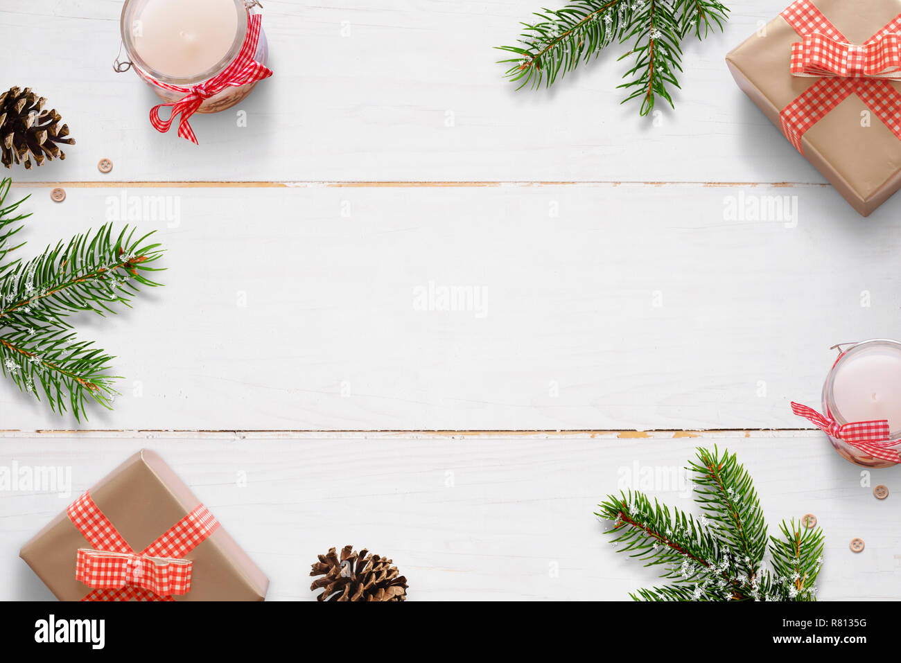 Nouvel An Noël cadeaux et décoration sur table en bois blanc. Vue supérieure de la scène avec copie espace au milieu. Banque D'Images