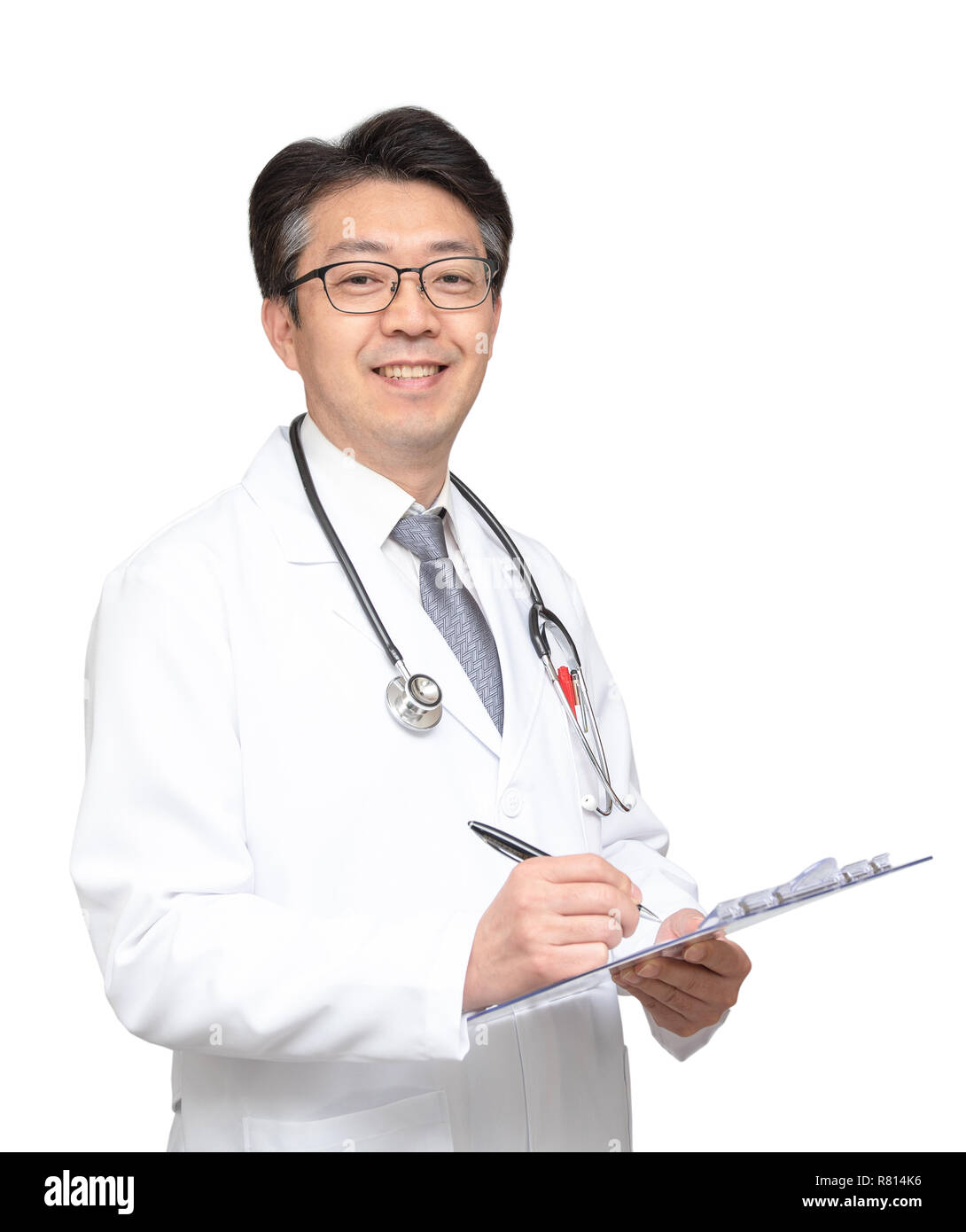 Asian Doctor smiling et écrit un graphique. isolé sur fond blanc. Banque D'Images