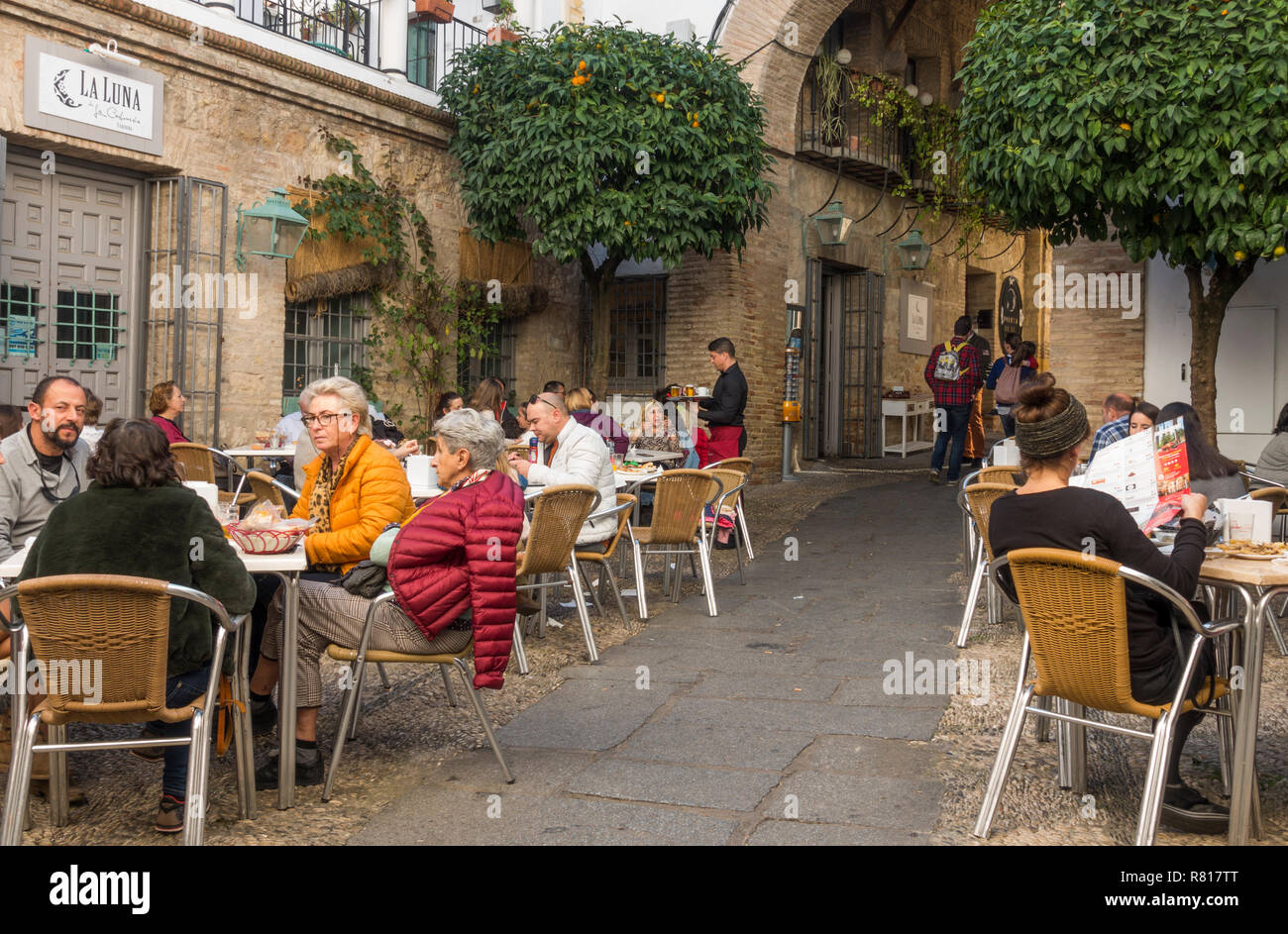 Terrasse, restaurant, occupé près des murs de la vieille ville de Cordoue, Andalousie, espagne. Banque D'Images