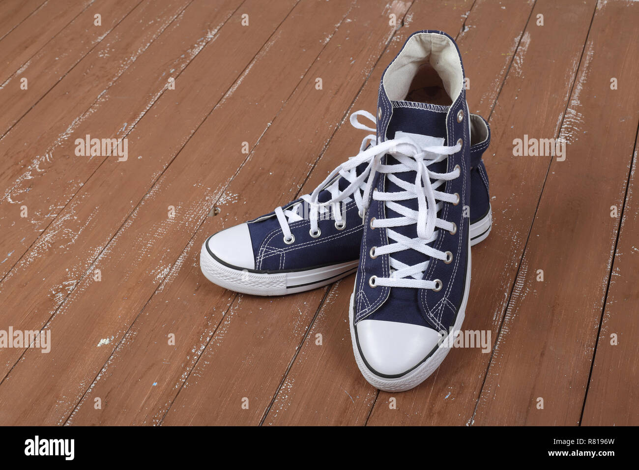 Vêtements, chaussures et accessoires - bleu paire libre gumshoes on a wooden background Banque D'Images