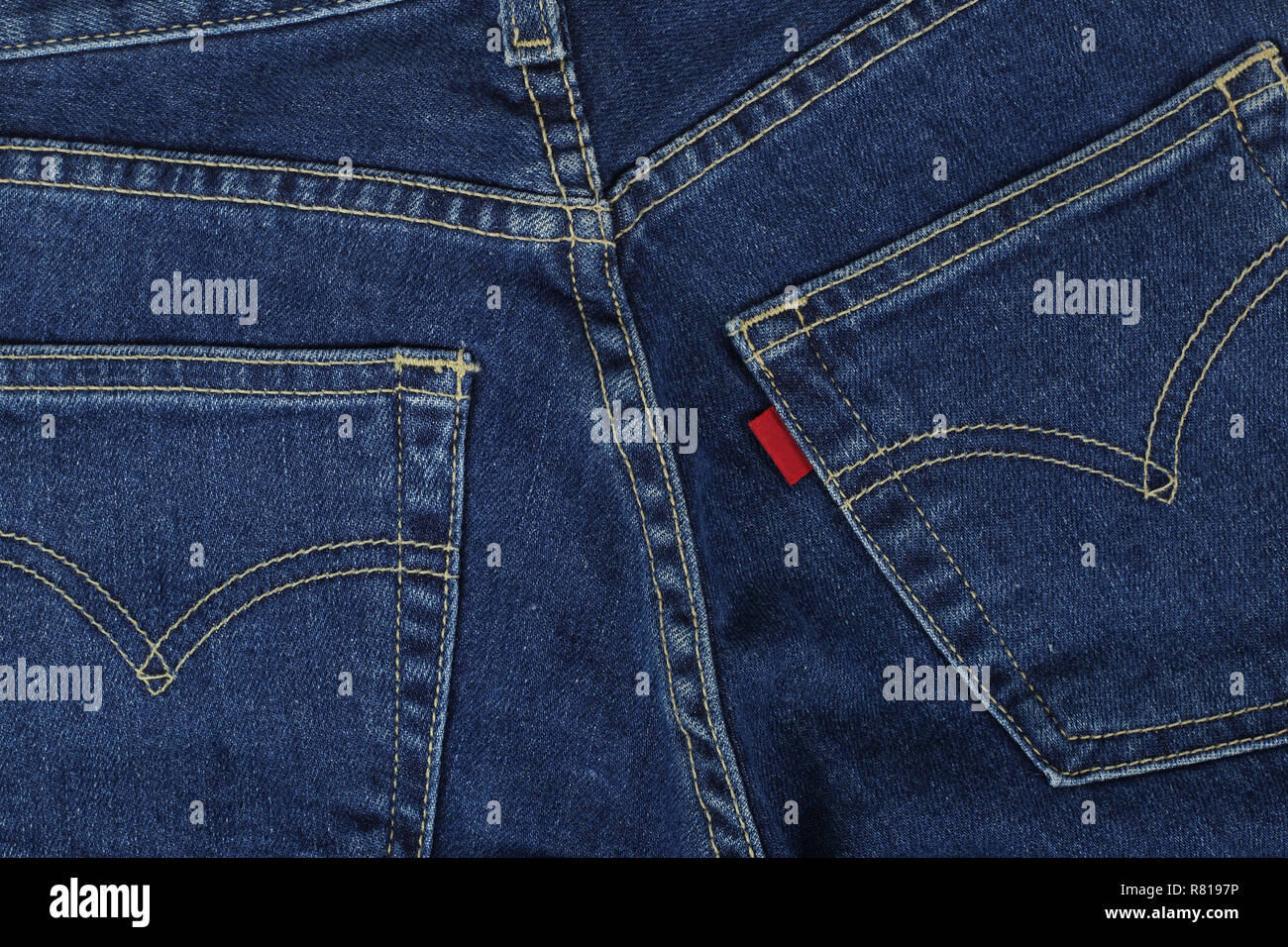 Vêtements, chaussures et accessoires - Vue de dessus les blue-jeans poches arrière-plan gros plan Banque D'Images