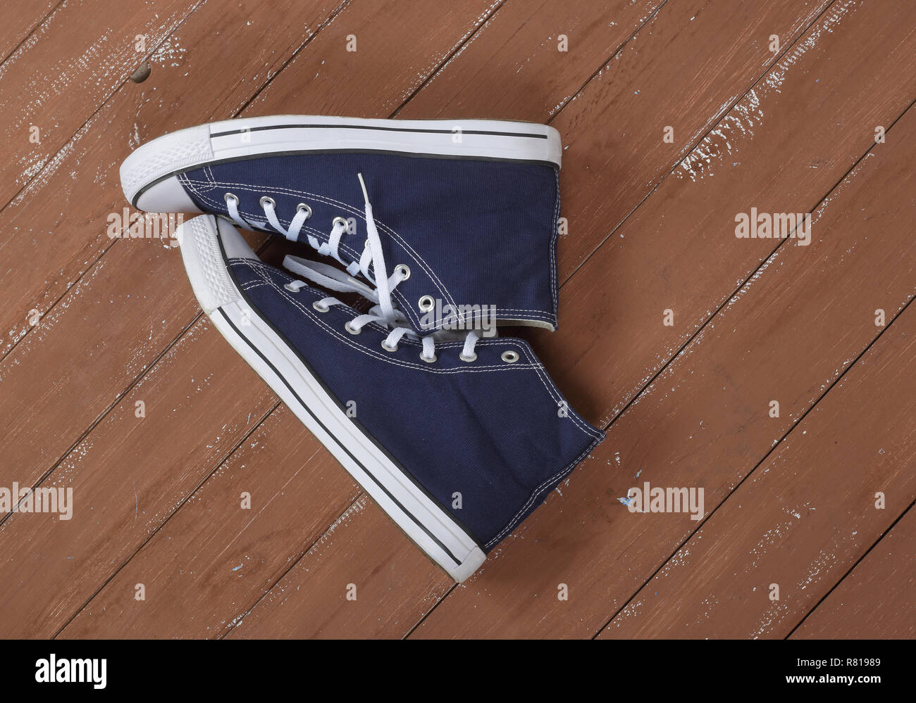 Vêtements, chaussures et accessoires - Vue de dessus bleu gumshoes paire gros plan sur un fond de bois Banque D'Images
