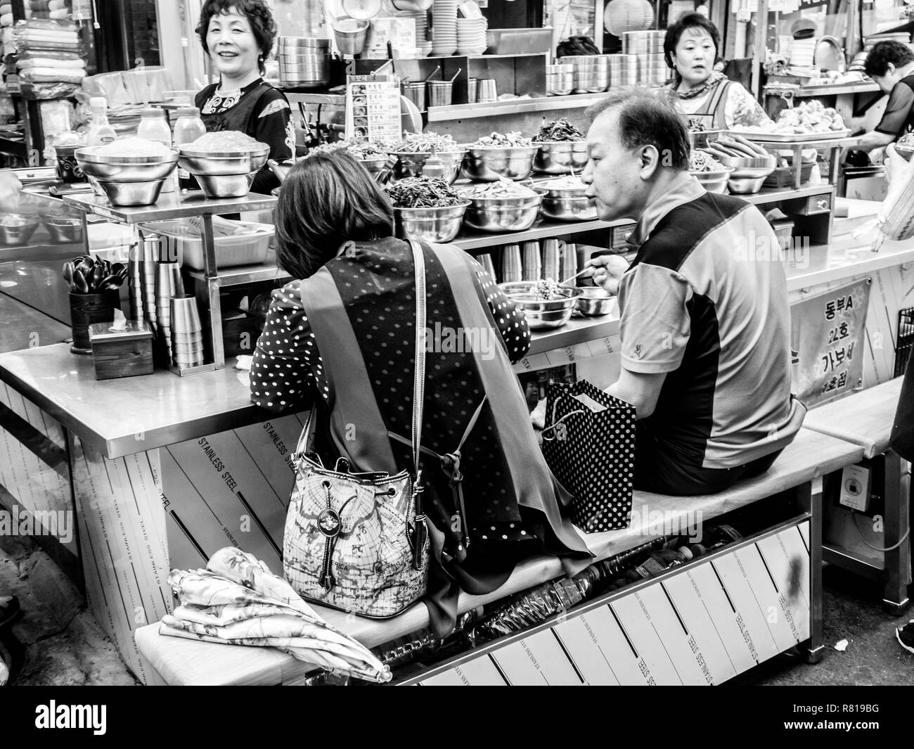 Séoul, Corée du Sud - 21 juin 2017 : Les gens de manger des plats savoureux et des boissons à Gwangjang à Séoul. Banque D'Images